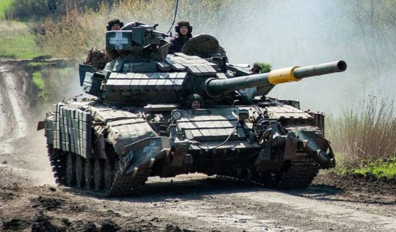 Танк украинской армии Т-64БВ вблизи линии фронта