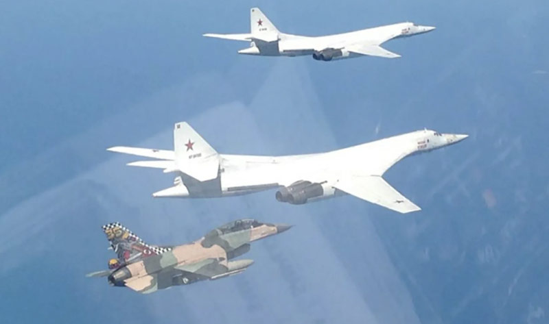 Российские бомбардировщики Ту-160 с венесуэльским эскортом F-16